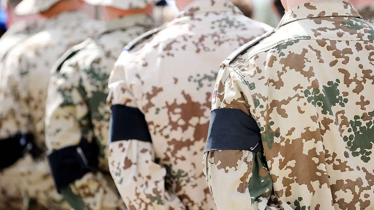 Soldaten mit Trauerbinden sind am 18. April 2010 in Masar-e-Sharif angetreten. Drei Tage zuvor waren vier ihrer Kameraden im Kampf gefallen. Foto: dpa