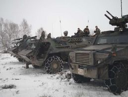 Schweres Gerät im Schnee. In Mali werden die Soldaten mit den Führung- und Funktionsfahrzeug Eagle IV und dem Transportpanzer Fuchs ausgestattet sein. Foto: Bundeswehr/Sebastian Ertmer 