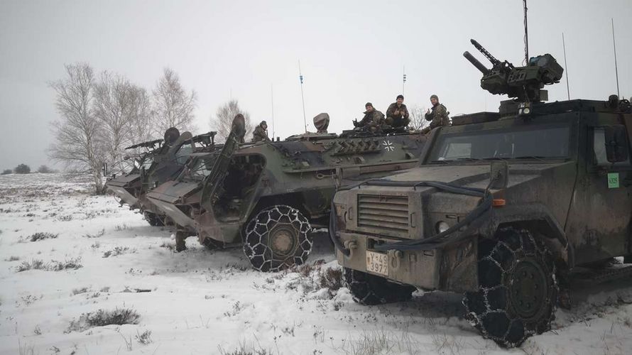 Schweres Gerät im Schnee. In Mali werden die Soldaten mit den Führung- und Funktionsfahrzeug Eagle IV und dem Transportpanzer Fuchs ausgestattet sein. Foto: Bundeswehr/Sebastian Ertmer 