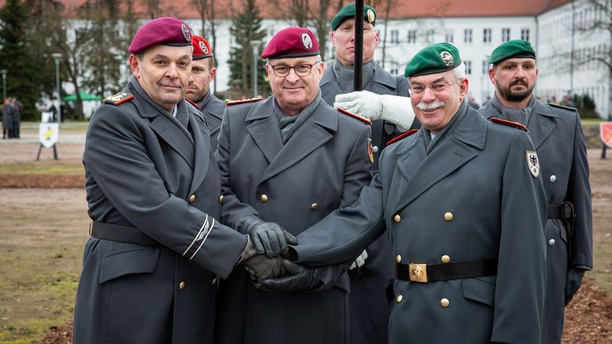 Bei der Kommandoübergabe (v.l.n.r.): Generalleutnant Alfons Mais, General Eberhard Zorn und Generalleutnant Jörg Vollmer. Foto: Bundeswehr/Maximilian Schulz