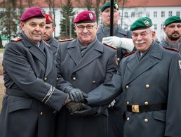 Bei der Kommandoübergabe (v.l.n.r.): Generalleutnant Alfons Mais, General Eberhard Zorn und Generalleutnant Jörg Vollmer. Foto: Bundeswehr/Maximilian Schulz