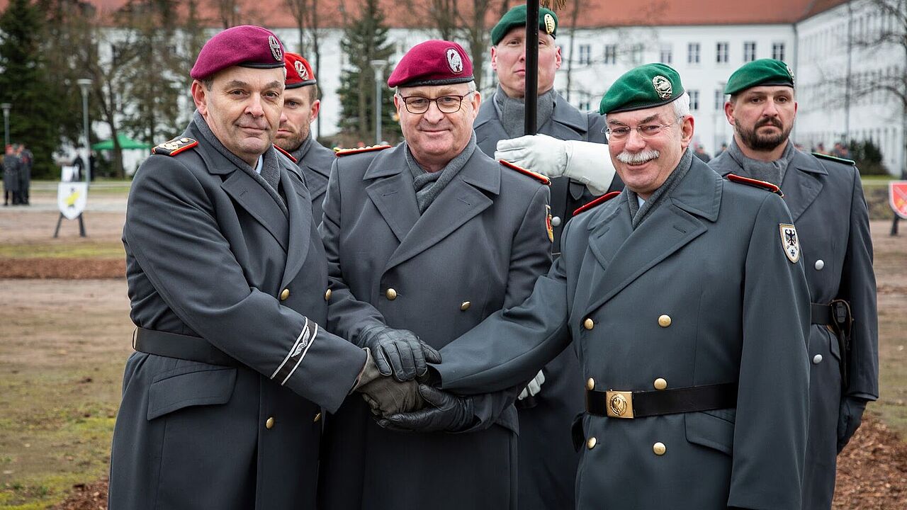 Bei der Kommandoübergabe (v.l.n.r.): Generalleutnant Alfons Mais, General Eberhard Zorn und Generalleutnant Jörg Vollmer. Foto: Bundeswehr/Maximilian Schulz