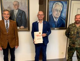 Landesvorsitzender Gerhard Stärk (v.l.), Bürgermeister Markus Günther und Oberstabsfeldwebel Gerd Bopp. Foto: Stadt Walldürn