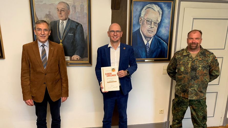 Landesvorsitzender Gerhard Stärk (v.l.), Bürgermeister Markus Günther und Oberstabsfeldwebel Gerd Bopp. Foto: Stadt Walldürn