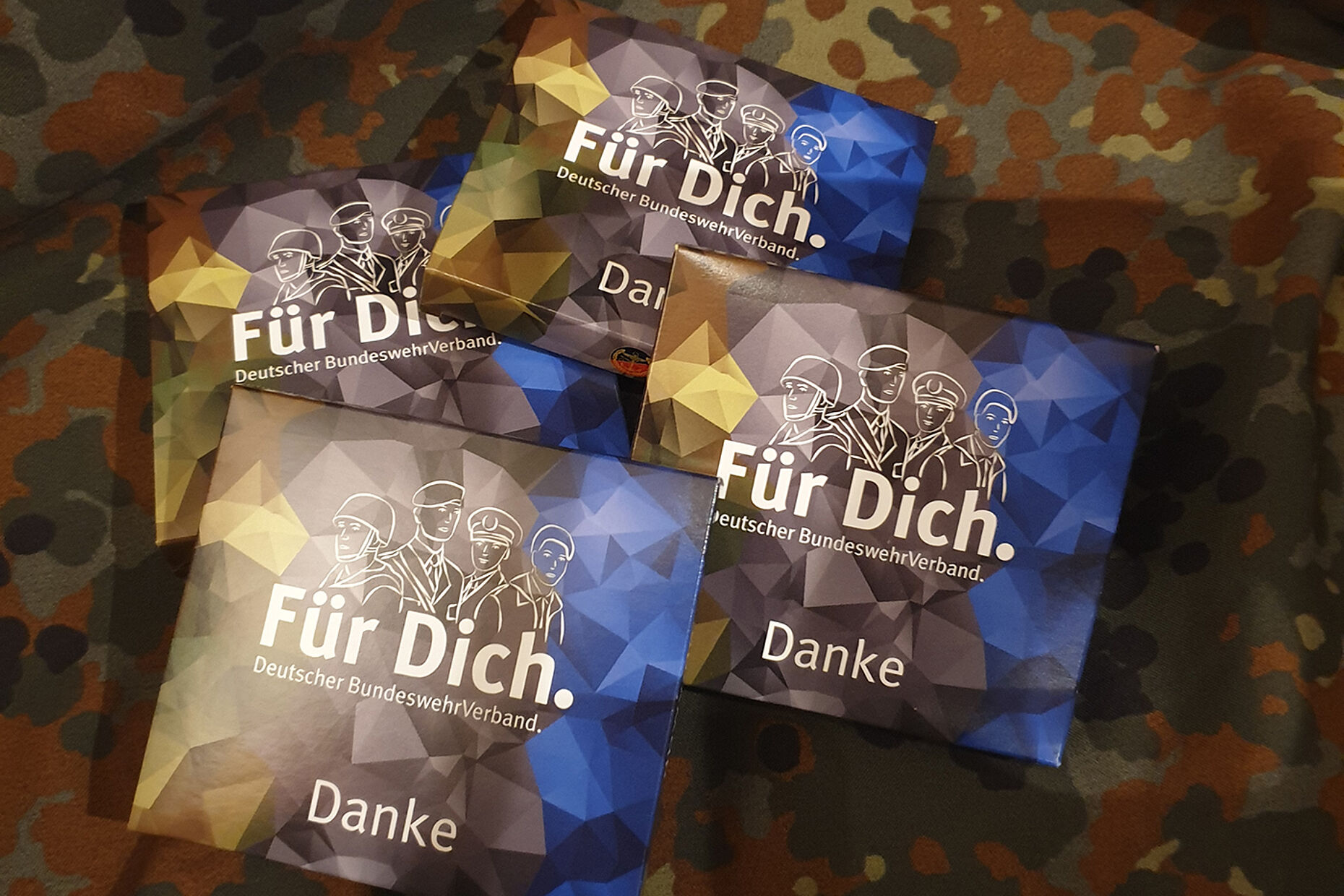 Für die über die Feiertage eingesetzten Soldaten hatte Stabsfeldwebel Schwappacher eine kleine süße Aufmerksamkeit des DBwV im Gepäck. Foto: DBwV/Schwappacher
