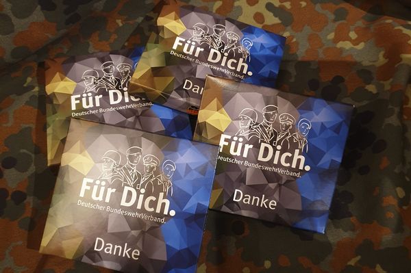 Für die über die Feiertage eingesetzten Soldaten hatte Stabsfeldwebel Schwappacher eine kleine süße Aufmerksamkeit des DBwV im Gepäck. Foto: DBwV/Schwappacher