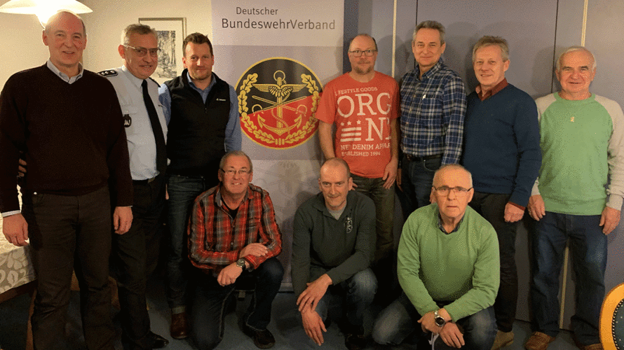 Der neue Vorstand der KERH Regen: Vorsitzender Alois Ebner (kniend, v.l.n.r), Thomas Kopp und der bisherige Kassenwart Lothar Schreiner sowie Johann Hauf (stehend, v.l.n.r.), Hauptmann Roland Ehrenberger, Anton Silberbauer, Ralf Habenicht, Markus Hauf, Günther Arend und Horst Möser. Foto: Timur Mirzaev