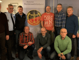 Der neue Vorstand der KERH Regen: Vorsitzender Alois Ebner (kniend, v.l.n.r), Thomas Kopp und der bisherige Kassenwart Lothar Schreiner sowie Johann Hauf (stehend, v.l.n.r.), Hauptmann Roland Ehrenberger, Anton Silberbauer, Ralf Habenicht, Markus Hauf, Günther Arend und Horst Möser. Foto: Timur Mirzaev