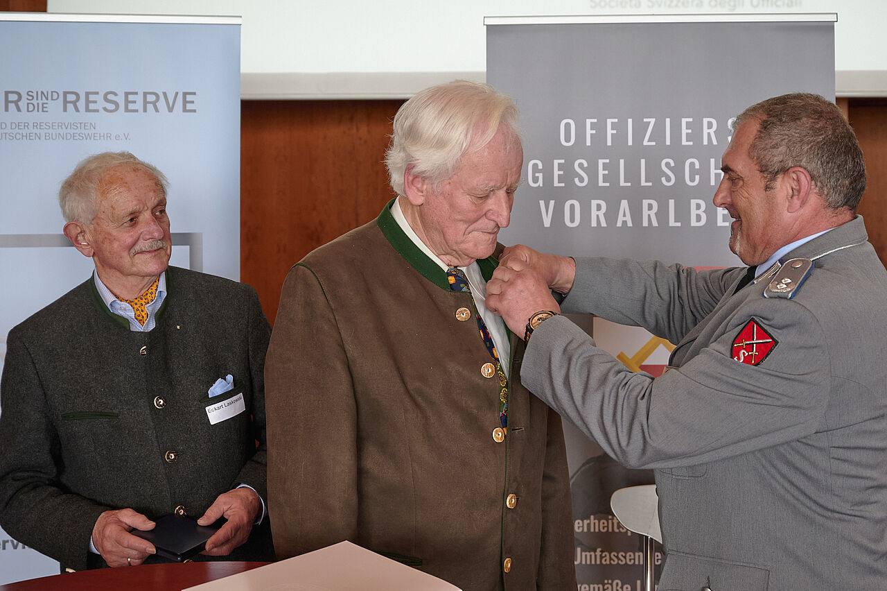 Landesvorsitzender Oberstleutnant a.D. Josef Rauch (v.r.) zeichnete Oberst a.D. Eberhard Möschel und Oberstleutnant a.D. Eckart Lakowski aus.Foto: Ingo Kaminsky
