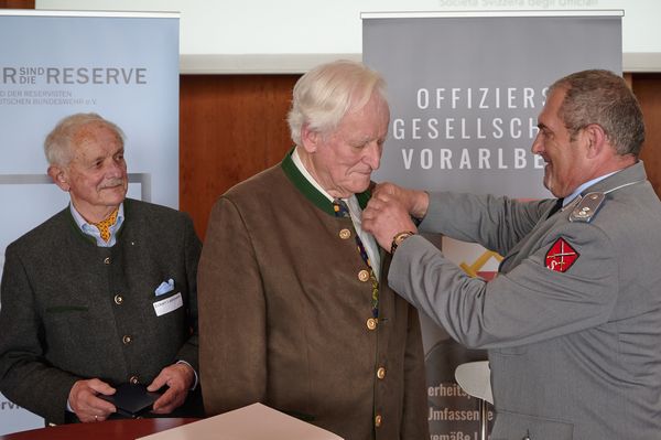 Landesvorsitzender Oberstleutnant a.D. Josef Rauch (v.r.) zeichnete Oberst a.D. Eberhard Möschel und Oberstleutnant a.D. Eckart Lakowski aus.Foto: Ingo Kaminsky