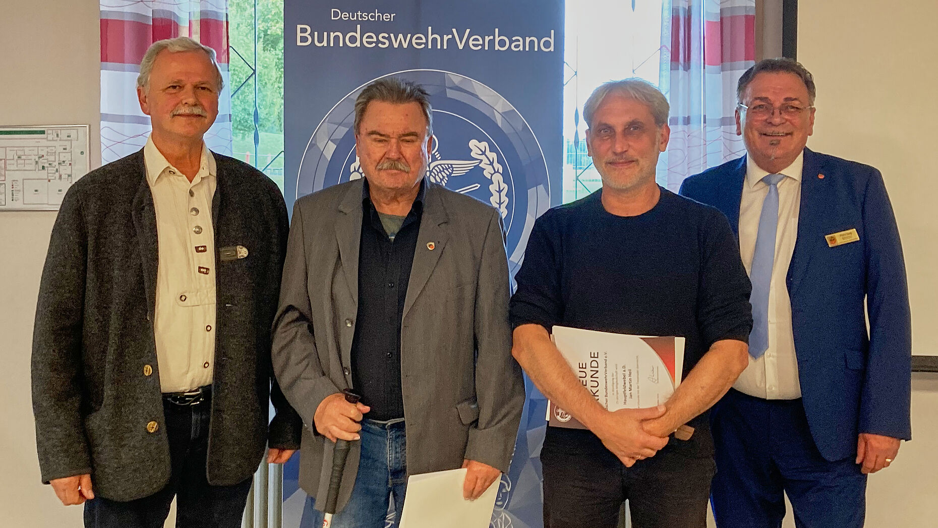 KERH-Vorsitzender Peter Schierle (v.l.n.r.) zeichnete Stabsfeldwebel a.D. Gerhard Deuter und Hauptfeldwebel a.D. Jan Martin Heil mit der Treuenadel aus, hier mit Bezirksvorsitzendem Franz Jung. Foto: Johann Baars