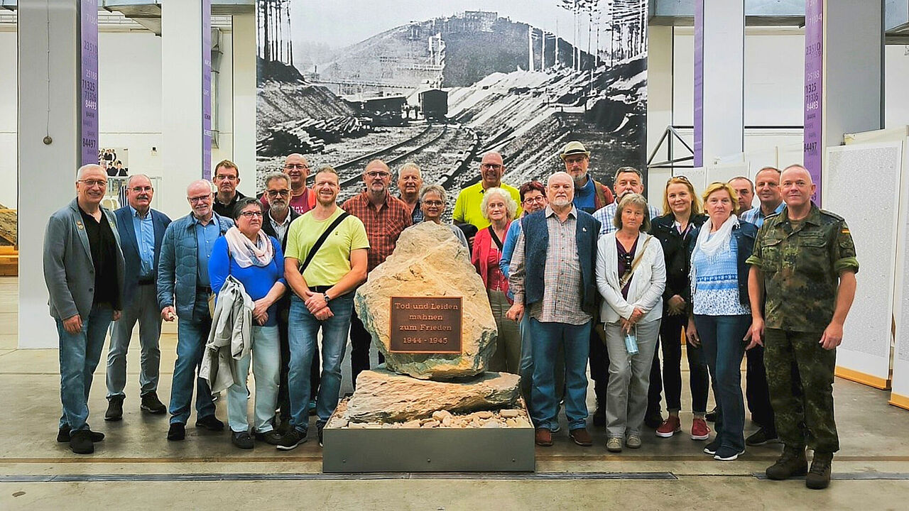 Die Mitglieder der KERH Memmingen in der Ausstellung „Erinnerungsort Weingut II“ mit Vorsitzendem Hauptmann a.D. Detlef Döring (links) und Hauptmann Gerhard Bechtold (rechts). Foto: Detlef Döring