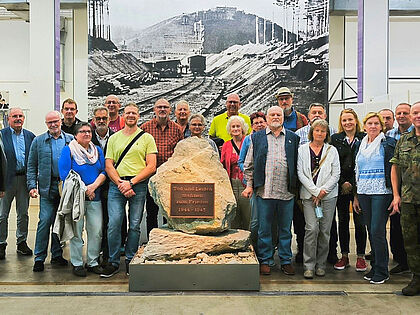 Die Mitglieder der KERH Memmingen in der Ausstellung „Erinnerungsort Weingut II“ mit Vorsitzendem Hauptmann a.D. Detlef Döring (links) und Hauptmann Gerhard Bechtold (rechts). Foto: Detlef Döring