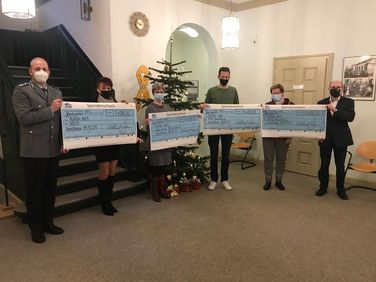Einen Scheck über 400 Euro erhielt die Soldaten und Veteranen Stiftung in Havelberg. Foto: Bundeswerhr/Gäde