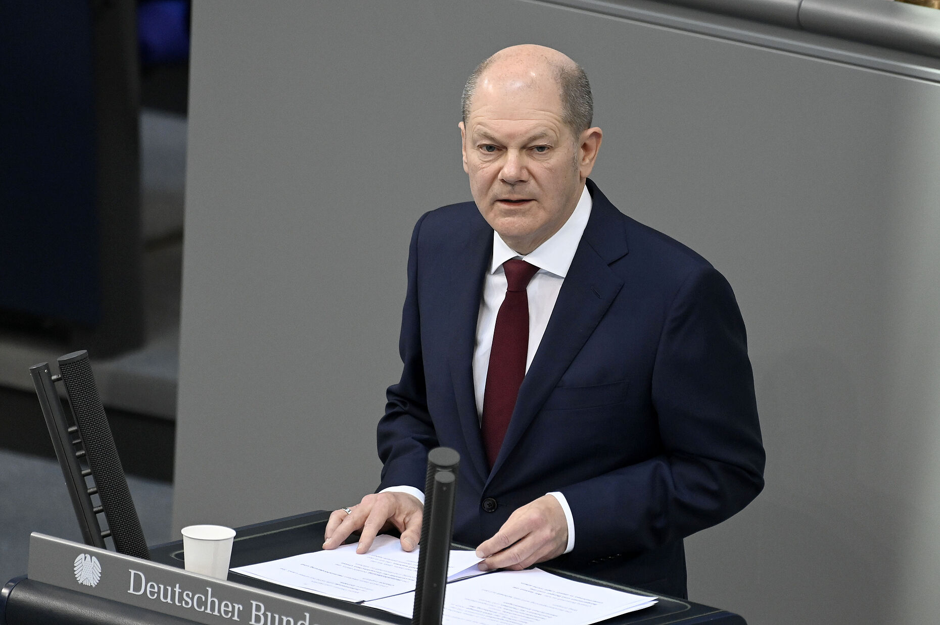 Am 27. Februar 2022 gab Bundeskanzler Olaf Scholz (SPD) während einer Sondersitzung des Deutschen Bundestages eine Regierungserklärung ab: Heute ist sie als Zeitenwende-Rede bekannt. Foto: dpa/Geisler-Fotopress/Kern