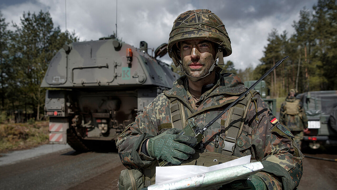 Lieber Wolf und Panzerhaubitze als Porsche oder Daimler: Laut einer Umfrage würden sich Nicht-Akademiker aktuell am liebsten bei der Bundeswehr bewerben. Foto: Bundeswehr/Marco Dorow