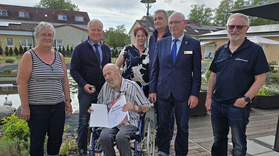 Sichtlich stolz nahm der langjährige Mandatsträger des DBwV, Hauptmann a. D. Harald Rinkens, die Verdienstnadel des DBwV entgegen. Foto: Karl-Heinz Müller