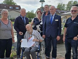 Sichtlich stolz nahm der langjährige Mandatsträger des DBwV, Hauptmann a. D. Harald Rinkens, die Verdienstnadel des DBwV entgegen. Foto: Karl-Heinz Müller