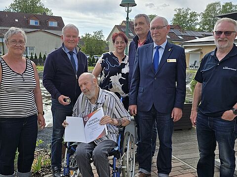 Sichtlich stolz nahm der langjährige Mandatsträger des DBwV, Hauptmann a. D. Harald Rinkens, die Verdienstnadel des DBwV entgegen. Foto: Karl-Heinz Müller