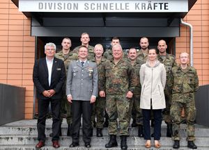 Der Bundesvorsitzende Oberstlt Wüstner mit Vertrauenspersonen und Personalrätin sowie mit dem Bezirksvorsitzenden 5, Oberhessen Hptm a.D. Pries (l.) und dem TruKa-Vorsitzenden Hptm Schöler (r.). Foto: DBwV