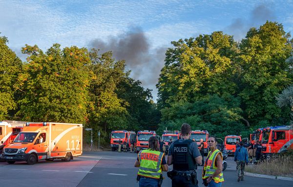 Feuerwehrfahrzeuge stehen am Kronprinzessinnenweg in Berlin. Foto:dpa