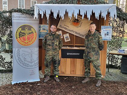 Das Betreuerteam des DBwV-Standes: Oberstabsgefreiter Eugen Schneider  und Stabsfeldwebel Karsten Bartels. Foto: DBwV
