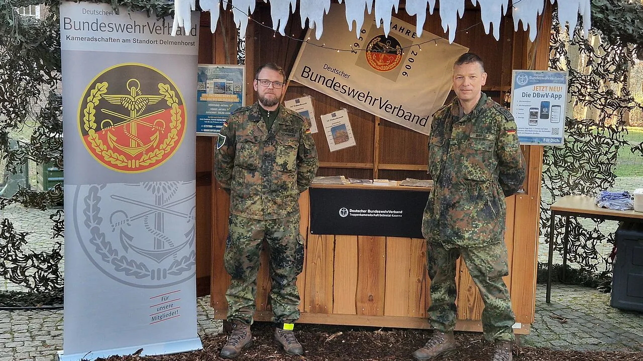 Das Betreuerteam des DBwV-Standes: Oberstabsgefreiter Eugen Schneider  und Stabsfeldwebel Karsten Bartels. Foto: DBwV