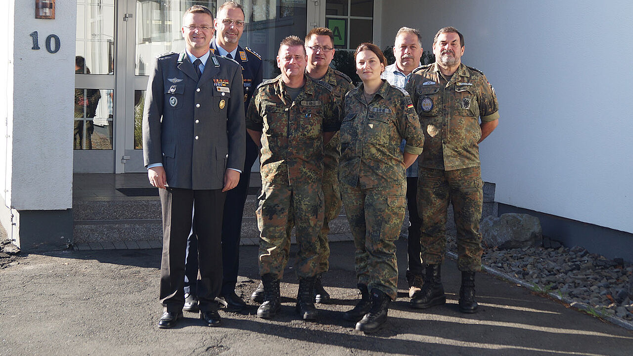 "Besonderer Dank für die Vorbereitung der Info-Veranstaltung mit dem DBwV Bundesvorsitzenden gilt unserem Regionalbeauftragtem Stabsfeldwebel a.D. Christoph Etz", (h.r.), betonte TruKa-Vorsitzender Oberstabsfeldwebel Michael Goll Foto: TruKa Hachenberg-Kaserne