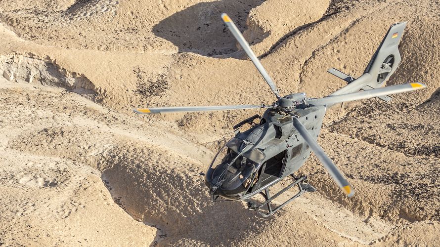 Drei Hubschrauber vom Typ H145 M LUH SOF, hier bei der Hitzeerprobung 2017 in Jordanien, hat die Bundeswehr zur Unterstützung der Operation "Gazelle" nach Westafrika verlegt, wie jetzt bekannt wurde. Foto: Bundeswehr/Johannes Heyn