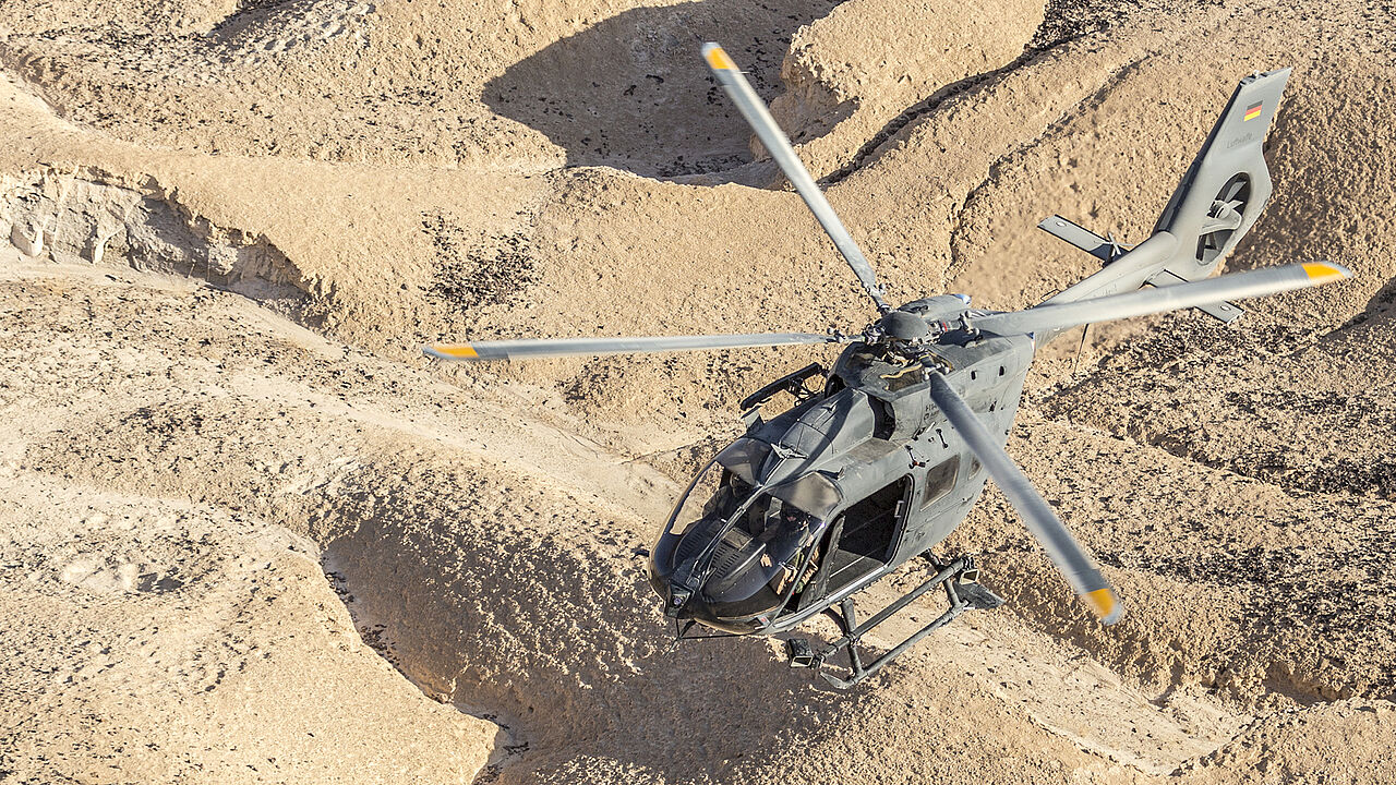 Drei Hubschrauber vom Typ H145 M LUH SOF, hier bei der Hitzeerprobung 2017 in Jordanien, hat die Bundeswehr zur Unterstützung der Operation "Gazelle" nach Westafrika verlegt, wie jetzt bekannt wurde. Foto: Bundeswehr/Johannes Heyn