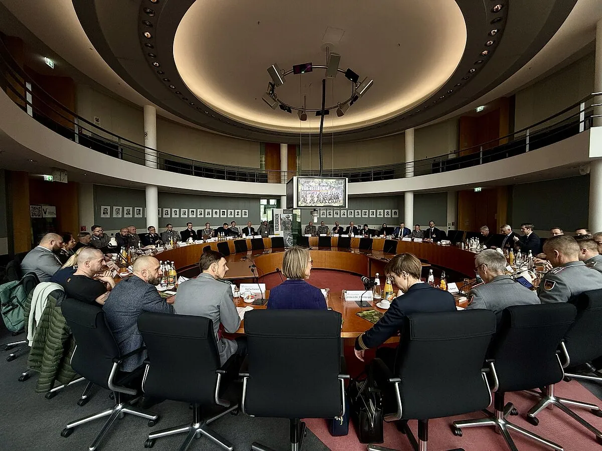 Auch das ist ein Zeichen der Wertschätzung: Die Veteraninnen und Veteranen der Parlamentsarmee Bundeswehr wurden zur Tagung in den Bundestag eingeladen. Foto: DBwV/Sarina Flachsmeier