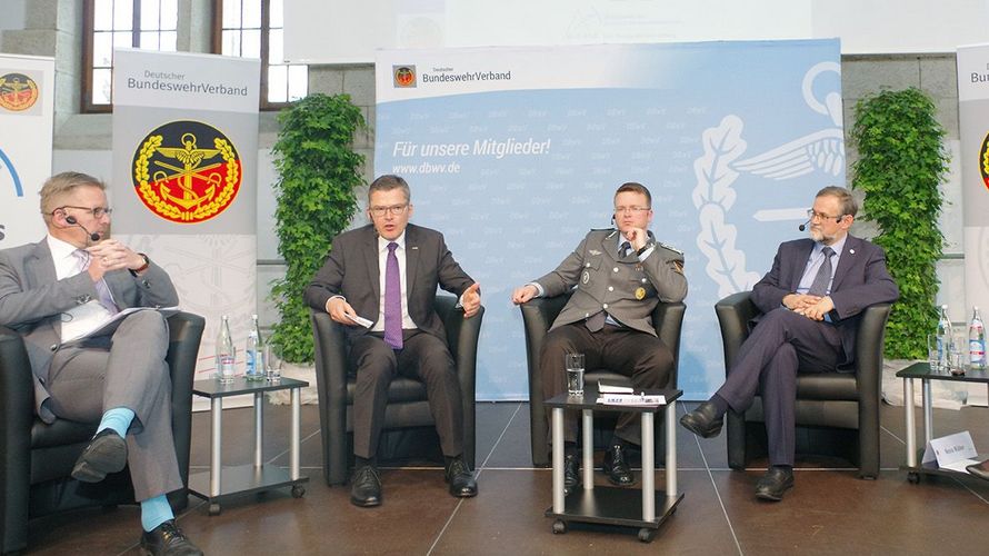 Auch wenn es um die Sicherheit der Gesellschaft hierzulande ging, sprachen die sicherheitspolitischen Experten natürlich zunächst über den westlichen Militärschlag in Syrien und dessen Folgen: Markus Kaim, Roderich Kiesewetter, André Wüstner, Wolfgang Rud