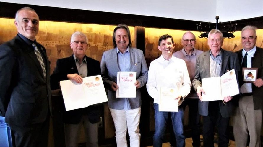 Dank und Anerkennung: Jürgen Görlich (v. l), Stellvertreter des Bundesvorsitzenden, Oberstleutnant a.D. Ingo Bujack, Stabsfeldwebel a.D. Jürgen Gast, Oberstleutnant a.D. Roland Burger, Oberstabsfeldwebel a.D. Alfred Gebhardt, Hauptmann a.D. Günter Hanke und Stellvertretender Landeshauptmann Martin Haberfellner. Foto: DBwV