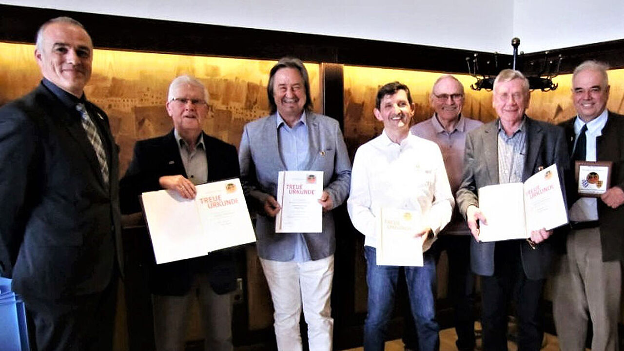 Dank und Anerkennung: Jürgen Görlich (v. l), Stellvertreter des Bundesvorsitzenden, Oberstleutnant a.D. Ingo Bujack, Stabsfeldwebel a.D. Jürgen Gast, Oberstleutnant a.D. Roland Burger, Oberstabsfeldwebel a.D. Alfred Gebhardt, Hauptmann a.D. Günter Hanke und Stellvertretender Landeshauptmann Martin Haberfellner. Foto: DBwV