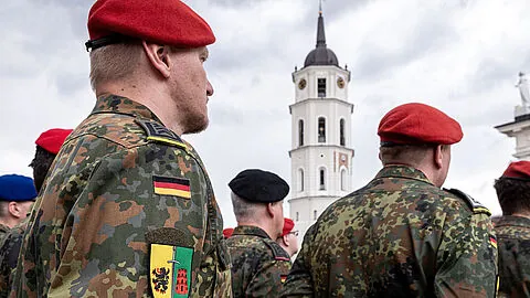 Im Falle einer gesundheitlichen Schädigung durch eine Krankheit oder einen Unfall, welche in Ausübung oder infolge ihres militärischen Dienstes entstanden sind, sind die Soldatinnen und Soldaten der Litauen-Brigade über die Einsatzversorgung abgesichert. Foto: Bundeswehr/Mario Bähr