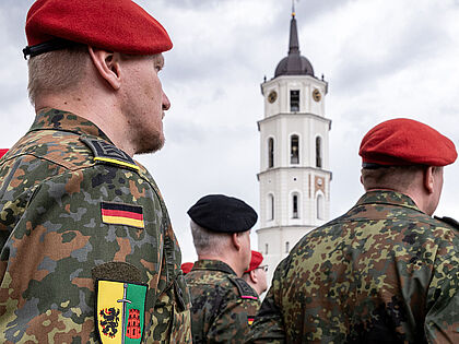 Im Falle einer gesundheitlichen Schädigung durch eine Krankheit oder einen Unfall, welche in Ausübung oder infolge ihres militärischen Dienstes entstanden sind, sind die Soldatinnen und Soldaten der Litauen-Brigade über die Einsatzversorgung abgesichert. Foto: Bundeswehr/Mario Bähr