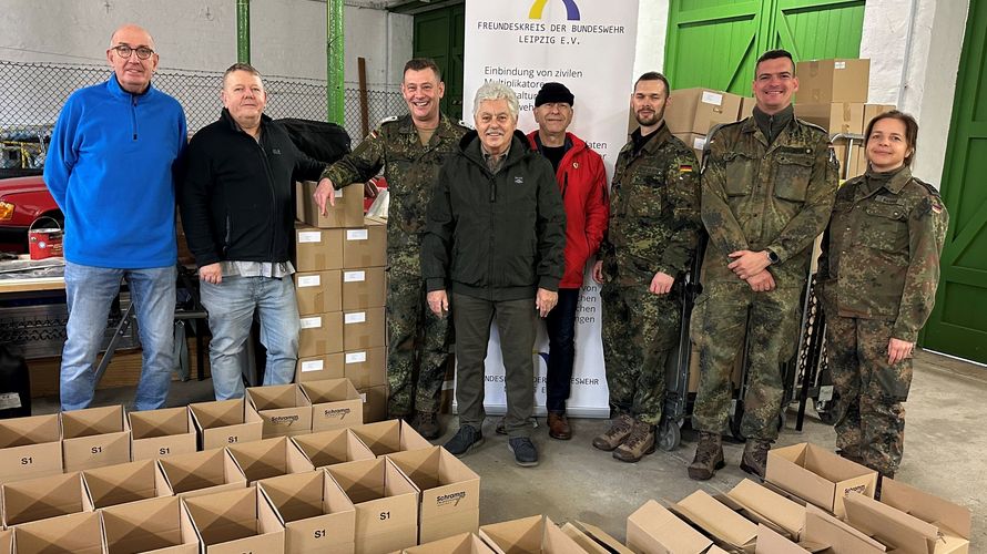 Für die Angehörigen der StOKa Leipzig was es eine Selbstverständlichkeit den Freundeskreis der Bundeswehr Leipzig e.V. auch in diesem Jahr bei seiner Weihnachtspaketaktion zu unterstützen. (von links) Oberstabsfeldwebel a. D. Klaus Lehnert, Hauptmann a. D. und Stabshauptmann d. R: Holger Koch, Stabsfeldwebel Heiko Stehr, Oberstabsfeldwebel a. D. Michael Baumann, Oberstleutnant d. R. Jörg Sterner, Hauptmann Carl-Constantin Freiherr von Fritsch, Oberstabsgefreiter Fabian Jorks, Stabsfeldwebel Cathleen Hammer. Foto: DBwV