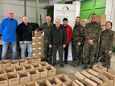 Für die Angehörigen der StOKa Leipzig was es eine Selbstverständlichkeit den Freundeskreis der Bundeswehr Leipzig e.V. auch in diesem Jahr bei seiner Weihnachtspaketaktion zu unterstützen. (von links) Oberstabsfeldwebel a. D. Klaus Lehnert, Hauptmann a. D. und Stabshauptmann d. R: Holger Koch, Stabsfeldwebel Heiko Stehr, Oberstabsfeldwebel a. D. Michael Baumann, Oberstleutnant d. R. Jörg Sterner, Hauptmann Carl-Constantin Freiherr von Fritsch, Oberstabsgefreiter Fabian Jorks, Stabsfeldwebel Cathleen Hammer. Foto: DBwV