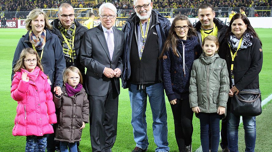 Der BVB-Präsident Reinhard Rauball begrüßte auf dem Spielfeld die Besuchergruppe um den Landesvorsitzenden West, Oberstleutnant a.D. Thomas Sohst. Foto: DBwV/Pfenning                                    