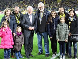 Der BVB-Präsident Reinhard Rauball begrüßte auf dem Spielfeld die Besuchergruppe um den Landesvorsitzenden West, Oberstleutnant a.D. Thomas Sohst. Foto: DBwV/Pfenning                                    