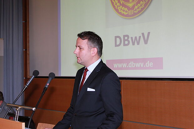 Sebastian Lohmüller stellt Vorschläge des DBwV zu einem Laufbahnkonzept und zur Flexibilisierung der Zurruhesetzung von Soldaten vor