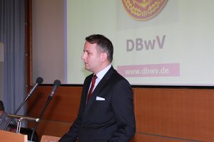 Sebastian Lohmüller stellt Vorschläge des DBwV zu einem Laufbahnkonzept und zur Flexibilisierung der Zurruhesetzung von Soldaten vor