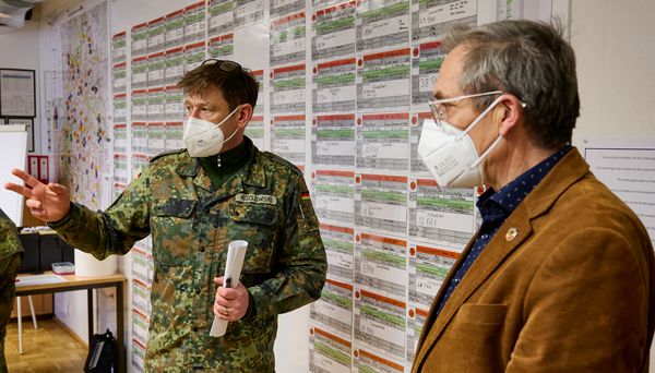 Oberstleutnant Gunnar Kozlowski (v.l.) stellt dem Landesvorsitzenden Gerhard Stärk die Arbeit im Lagezentrum Corona-Hilfseinsatz des LKdo Baden-Württemberg vor. Foto: Ingo Kaminsky