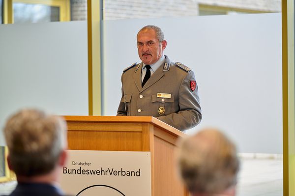 Landesvorsitzender Oberstleutnant a.D. Josef Rauch bedankt sich in seinem Schlusswort für den Zuspruch und die Anerkennung, den Soldaten und der DBwV erfahren. Foto: Ingo Kaminsky