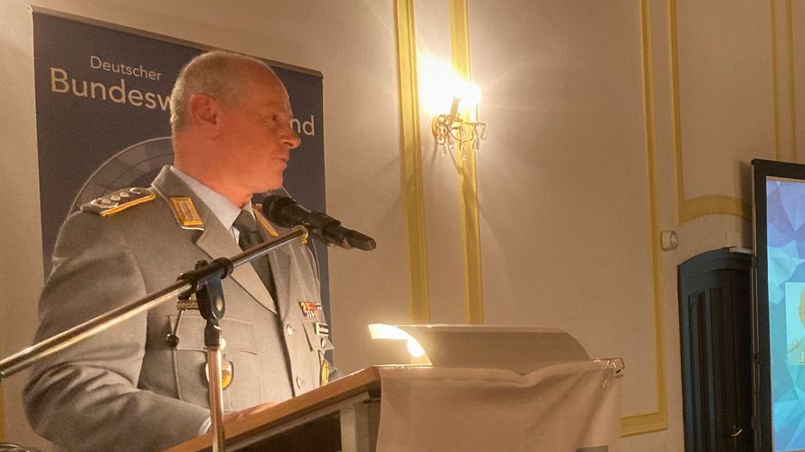 Der Leiter Studienbereich an der Universität der Bundeswehr München, Oberst Matthias Henkelmann, bei seinem Grußwort beim Jahresabschluss der StoKa München. Foto: StoKa München