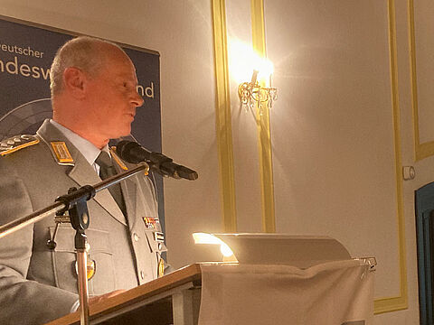 Der Leiter Studienbereich an der Universität der Bundeswehr München, Oberst Matthias Henkelmann, bei seinem Grußwort beim Jahresabschluss der StoKa München. Foto: StoKa München