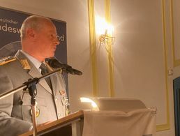 Der Leiter Studienbereich an der Universität der Bundeswehr München, Oberst Matthias Henkelmann, bei seinem Grußwort beim Jahresabschluss der StoKa München. Foto: StoKa München