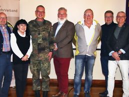 Der neue Vorstand der KERH Sonthofen unter Vorsitz von Stefan Weyer (4.von links) und seinem Stellvertreter Andreas Hamann (5.von links). Fotos: KERH Sonthofen
