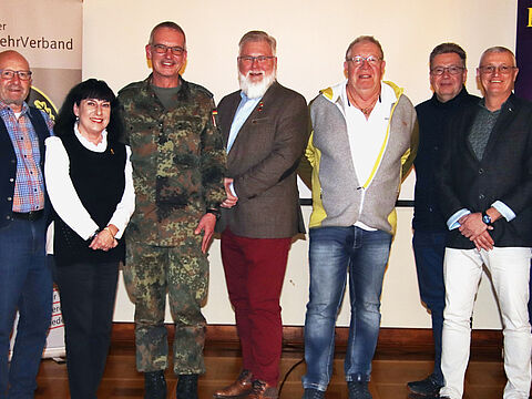 Der neue Vorstand der KERH Sonthofen unter Vorsitz von Stefan Weyer (4.von links) und seinem Stellvertreter Andreas Hamann (5.von links). Fotos: KERH Sonthofen