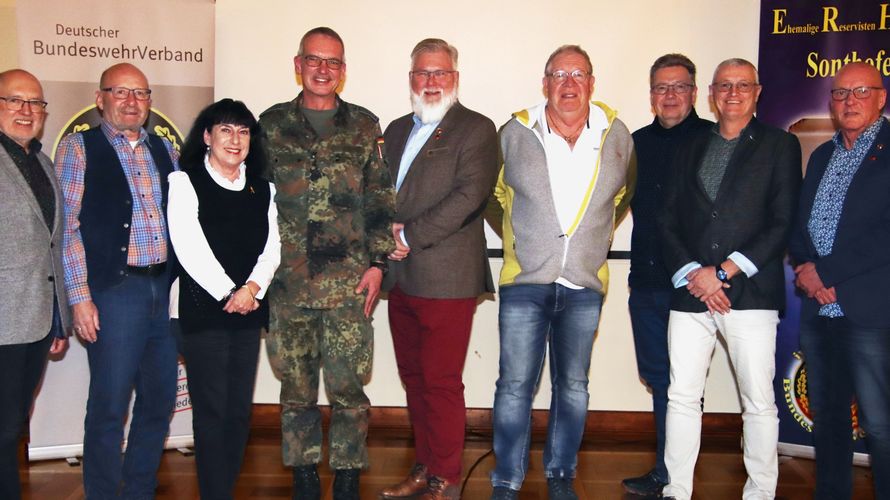 Der neue Vorstand der KERH Sonthofen unter Vorsitz von Stefan Weyer (4.von links) und seinem Stellvertreter Andreas Hamann (5.von links). Fotos: KERH Sonthofen